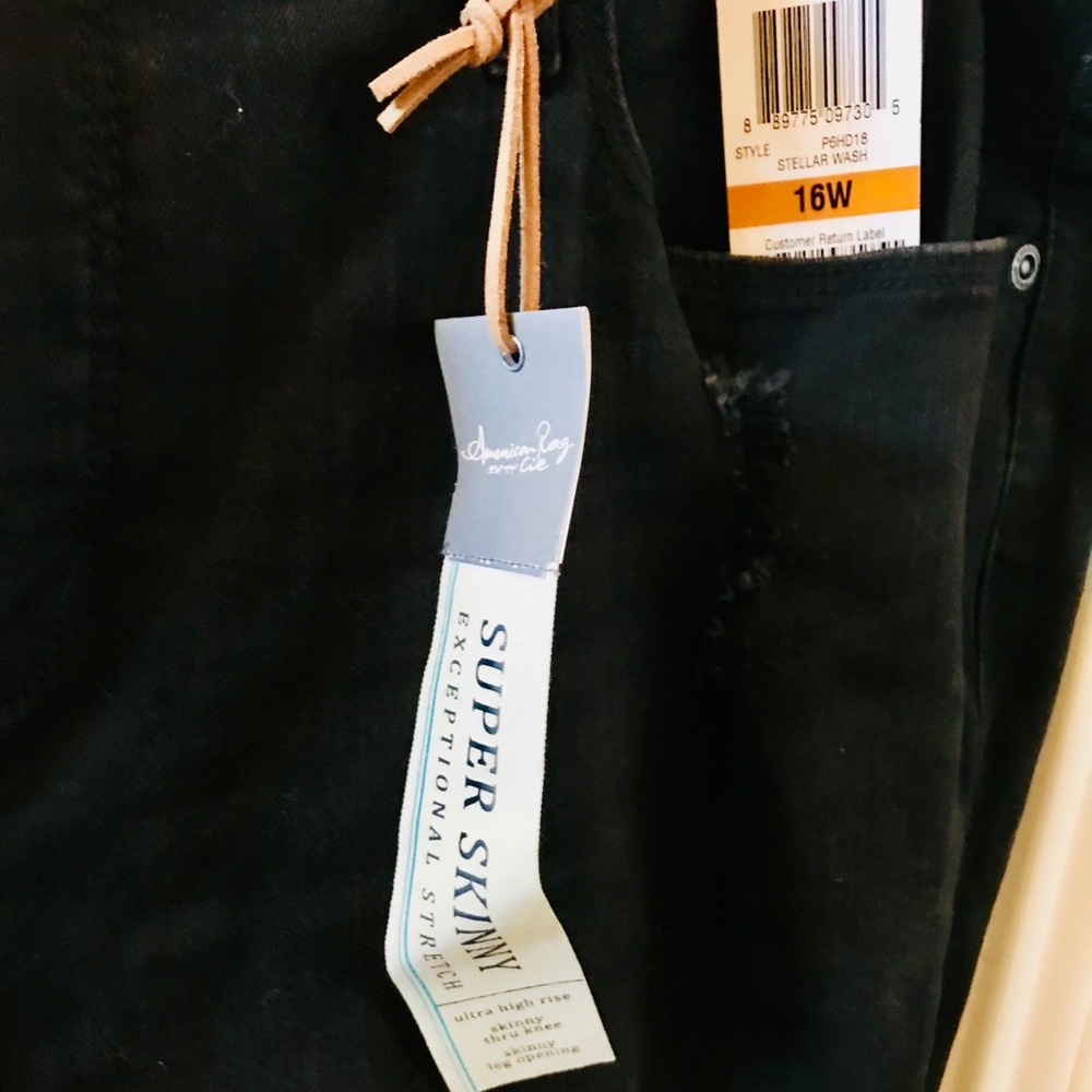 American Rag 🎄HP🎄 Trendy distressed Jeans Plus - Picture 4 of 4